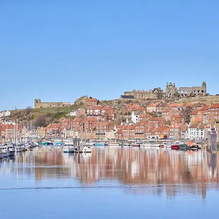 Host & - Hunton Court * Whitby