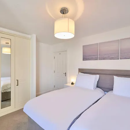 Host & - Hunton Court * Whitby