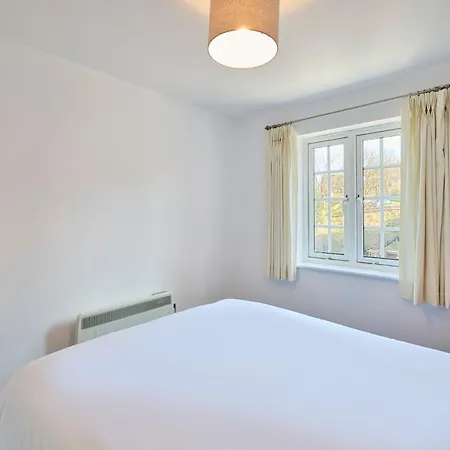 Host & - Hunton Court Whitby