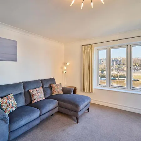 Host & - Hunton Court * Whitby