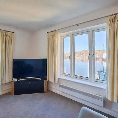 Host & - Hunton Court