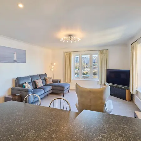 Host & - Hunton Court *