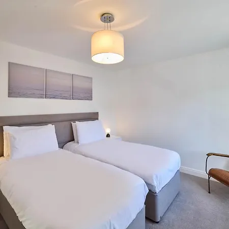 Host & - Hunton Court Whitby